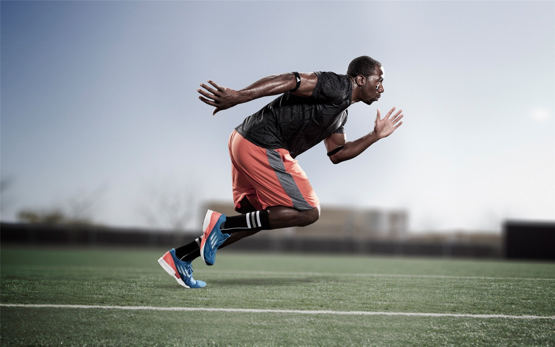 德甲激烈对抗，比分3-2，明星前锋两球，关键扑救命悬一线，角球数量更胜一筹